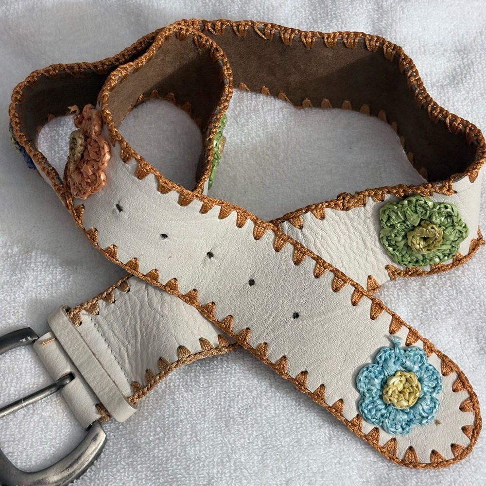 WOMENS LEATHER FLOWER SIZE LARGE BELT SIZE 41 INCHES SEE PICS FOR DETAILS